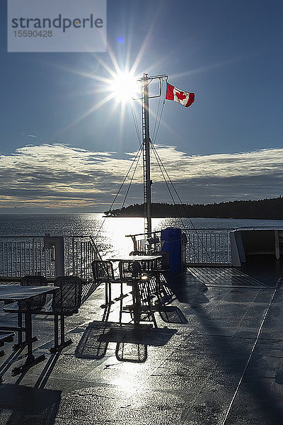Deck der neuen BC-Fähre mit kanadischer Flagge auf dem Weg nach Mayne Island; British Columbia  Kanada