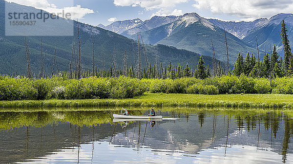 Kanufahren auf den Vermillion Lakes in den kanadischen Rocky Mountains  Bow River Valley  Banff National Park; Alberta  Kanada