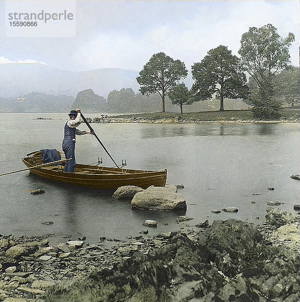 Dia mit Laterna Magica um 1880  viktorianisch/edwardianisch  Sozialgeschichte. Ein Mann rudert in einem Ruderboot auf dem Lake Windermere; Cumbria  England