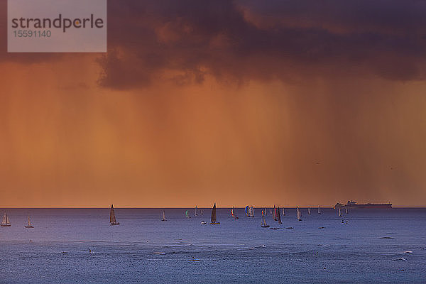 Segelboote im Pazifischen Ozean bei Sonnenuntergang in einem Sturm vor der Insel Oahu; Oahu  Hawaii  Vereinigte Staaten von Amerika