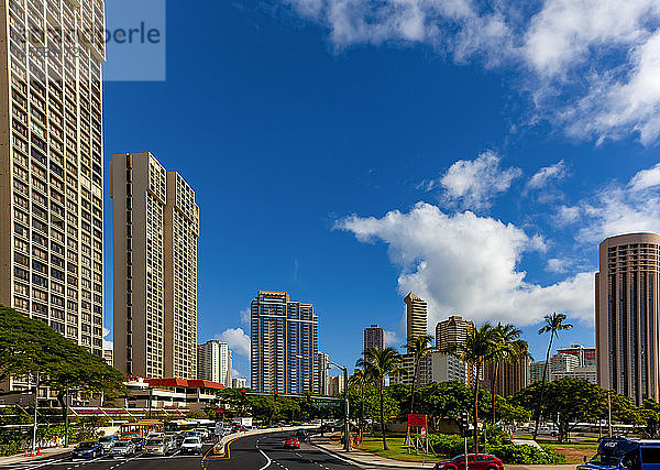 Belebte Straßen in der tropischen hawaiianischen Stadt Honololu; Honolulu  Oahu  Hawaii  Vereinigte Staaten von Amerika