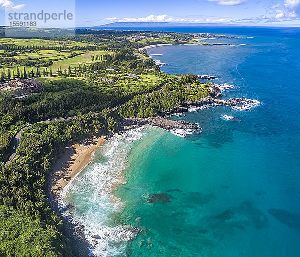 Eine Luftaufnahme von Slaughterhouse Beach mit Blick zurück auf Kapalua und der Insel Lanai am Horizont; Lahaina  Maui  Hawaii  Vereinigte Staaten von Amerika