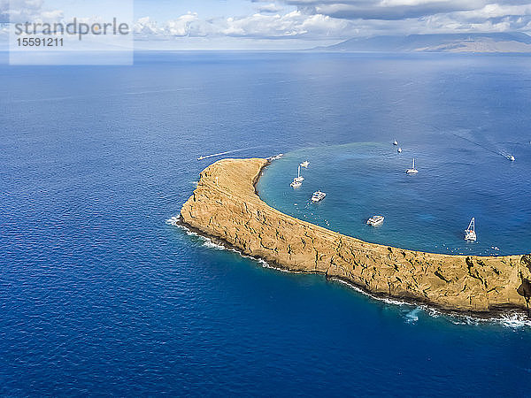 Molokini-Krater  Luftaufnahme mit Blick auf die Rückwand der halbmondförmigen Insel am Vormittag mit Charterbooten darin; Maui  Hawaii  Vereinigte Staaten von Amerika