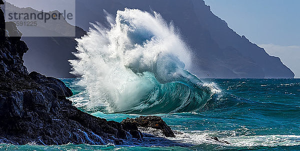 Große Meereswelle prallt auf Felsen entlang der Na Pali Coast; Kauai  Hawaii  Vereinigte Staaten von Amerika