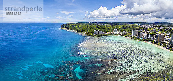 Ein Luftbildpanorama vom Nordende der Tumon Bay mit ihren Hotels und dem Strand und Two Lovers Point; Guam  Mikronesien