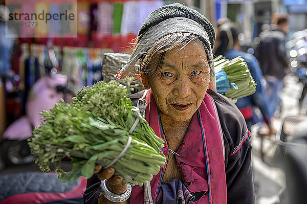 Ältere Frau verkauft Gemüse auf dem Markt; Lashio  Shan-Staat  Myanmar