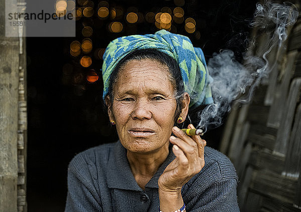 Ältere Frau beim Rauchen eines Stumpen; Taungyii  Shan-Staat  Myanmar