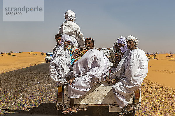 Sudanesen auf dem Rücksitz eines Toyota-Pick-up-Trucks; Old Dongola  Northern State  Sudan