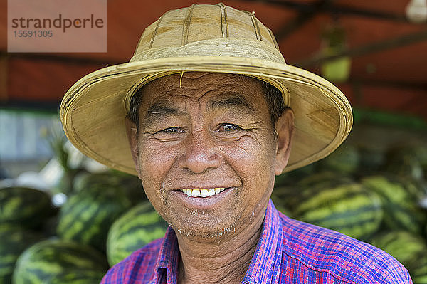 Porträt eines Mannes  der Wassermelonen verkauft; Taungyii  Shan-Staat  Myanmar