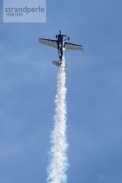 Sukhoi-29-Flugzeug  das Rauch hinter sich herzieht  während es Kunstflugmanöver bei der Olympic Air Show 2019 durchführt  Olympic Airport; Olympia  Washington  Vereinigte Staaten von Amerika