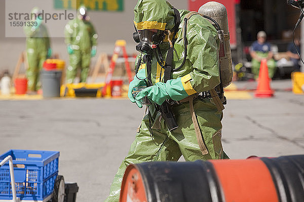 HazMat-Feuerwehrmann bei der Arbeit mit einer Kamera