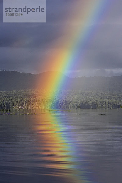 Das Ende des Regenbogens am ländlichen Lake Umbagog