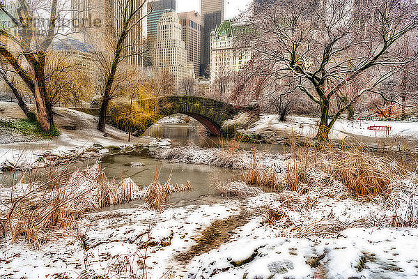 Gapstone Bridge nach einem Schneefall im Central Park; New York City  New York  Vereinigte Staaten von Amerika