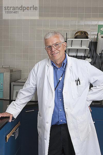 Wissenschaftlerin  die im Labor der Wasseraufbereitungsanlage lächelt