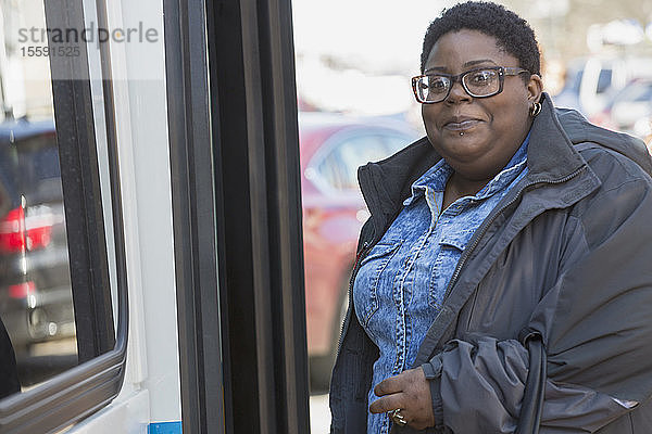 Porträt einer Frau mit bipolarer Störung  die in der Nähe eines Busses steht
