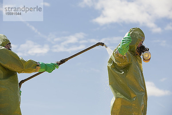 HazMat-Feuerwehrmann erhält Dekontaminationswäsche