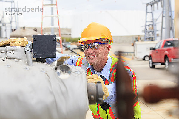 Elektroingenieur bei der Untersuchung eines Drucksensors in einem Elektrizitätswerk