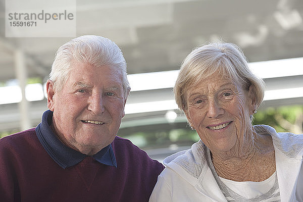Porträt eines glücklichen älteren Paares  das lächelt