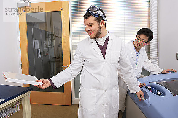 Ingenieurstudenten bei der Arbeit mit einem Bakterienschüttler und einer Kultivierungsmaschine in einem Labor