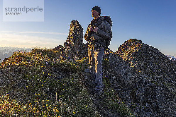 Wanderer auf dem Pioneer Ridge-Austin Helmers Trail nach Sonnenaufgang; Alaska  Vereinigte Staaten von Amerika