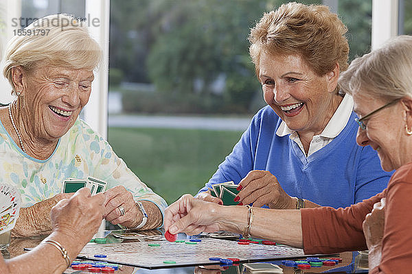 Ältere Frauen spielen Karten