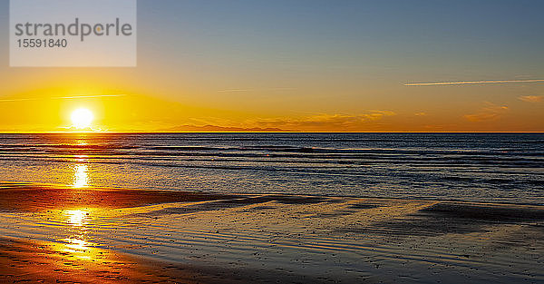 Heller Sonnenuntergang über dem Meer vor der Nordküste Neuseelands; Nordinsel  Neuseeland