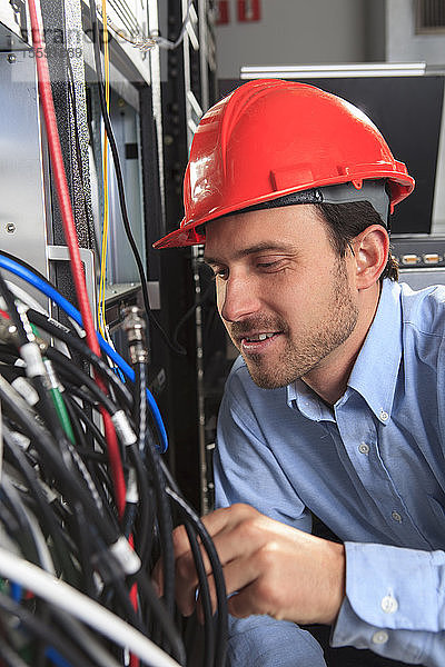 Netzwerktechniker bei der Prüfung der Systemkonfiguration am Patchpanel