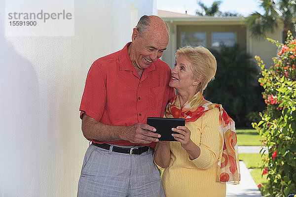 Älteres Paar benutzt ein digitales Tablet