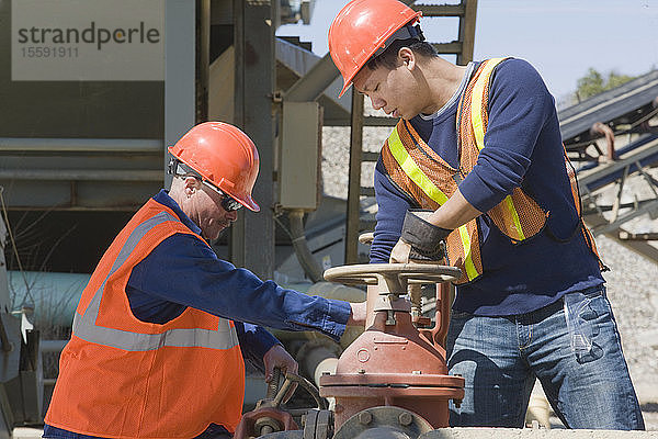 Zwei Ingenieure arbeiten in einem Schotter- und Asphaltwerk