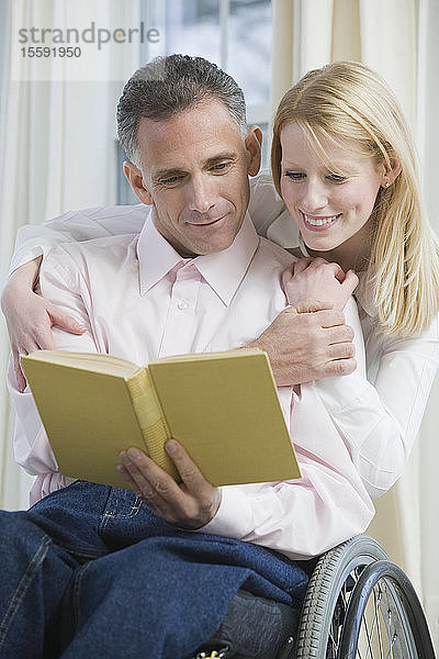 Ehepaar liest ein Buch