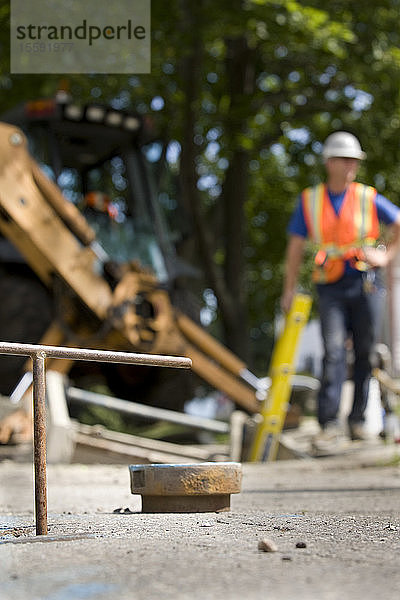 Ventil auf einer Baustelle  Arbeiter im Hintergrund