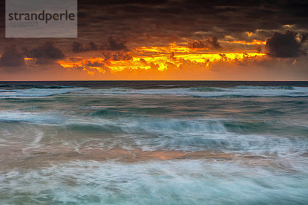 Sonnenaufgang über dem Ozean an der Küste von Kauai; Kauai  Hawaii  Vereinigte Staaten von Amerika