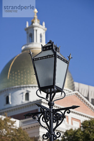 Antiker Laternenpfahl vor einem Regierungsgebäude  Massachusetts State House  Boston  Massachusetts  USA