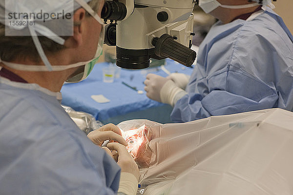 Arzt führt Viskoelastikum in das Auge eines Patienten ein
