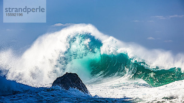 Brechen große Welle gegen einen blauen Himmel; Hawaii  Vereinigte Staaten von Amerika