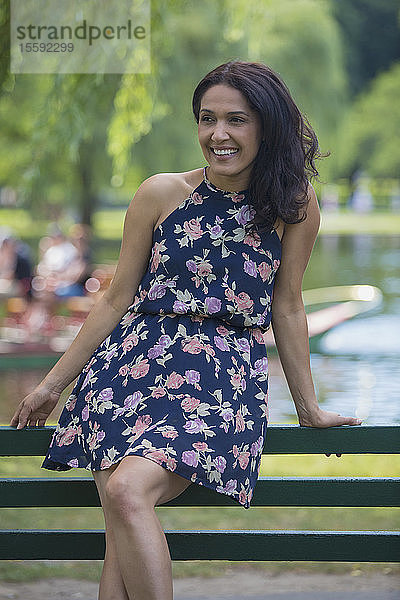 Glückliche hispanische Frau lächelnd in einem Park