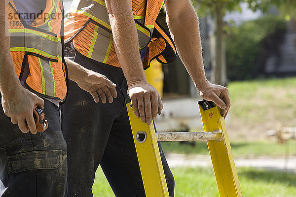 Zwei Arbeiter auf einer Baustelle  Mittelteil