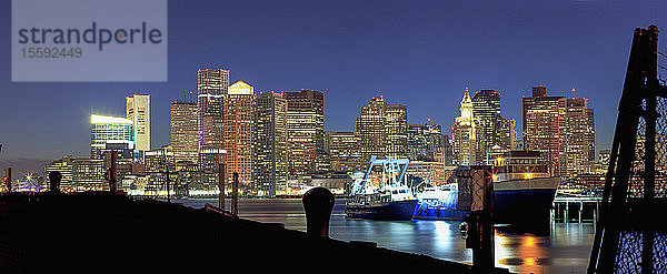 Ansicht des Bostoner Hafens von East Boston  Boston  Massachusetts  USA