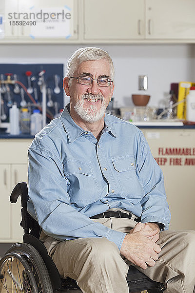 Porträt eines Ingenieurprofessors im Rollstuhl mit Muskeldystrophie in einem Chemielabor