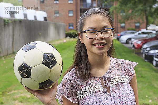 Lernbehindertes Teenager-Mädchen spielt Fußball