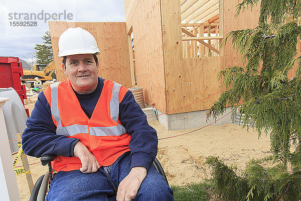 Bauingenieur mit Querschnittslähmung auf neuer Baustelle