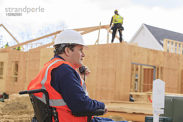 Bauingenieur mit Rückenmarksverletzung spricht auf der heimischen Baustelle über Funk