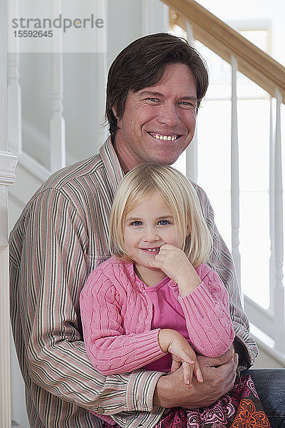 Vater und seine Tochter auf der Treppe