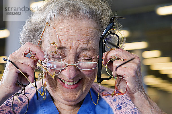 Blick auf eine fröhliche ältere Frau mit Brille