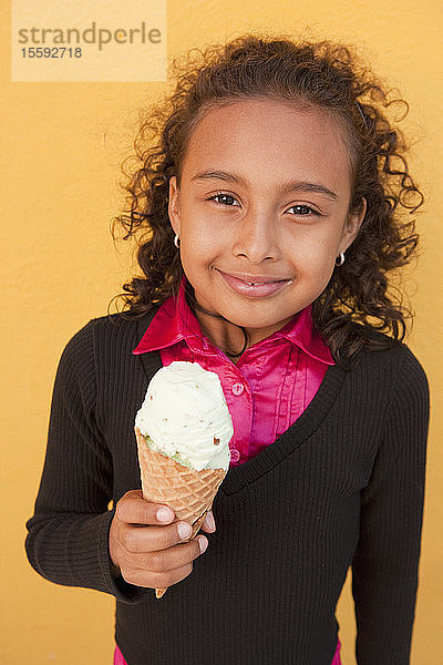 Hispanisches Mädchen hält ein Eis