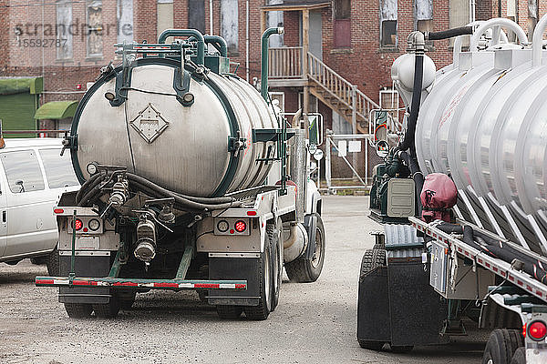 Zwei Sondermüll-Tankwagen für die Abholung von Giftmüll