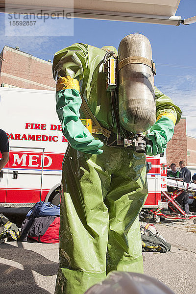 HazMat-Feuerwehrmann bei der Einstellung des Luftdrucks eines Tanks