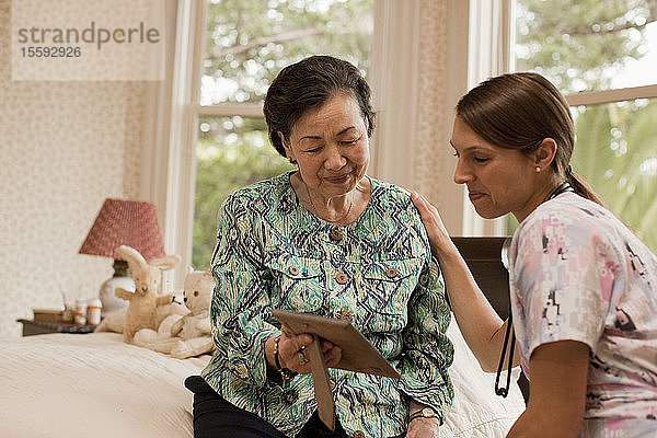 Eine ältere Frau erhält zu Hause Besuch von ihrer Krankenschwester