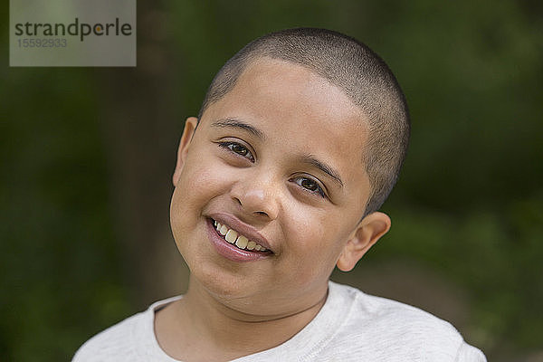 Porträt eines glücklichen hispanischen Jungen mit Autismus