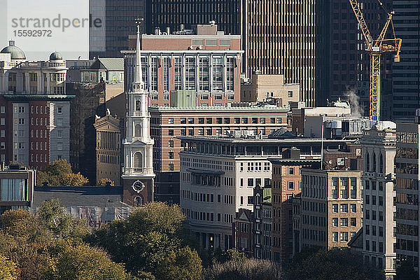 Hochformatige Ansicht einer Kirche in einer Stadt  Park Street Church  Tremont Street  Boston  Massachusetts  USA